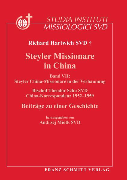 Der ehemalige Chinamissionar P. Richard Hartwich (1912-2000) hat sich ab 1988 im Historischen Archiv des Steyler Generalates in Rom mit China beschäftigt und entwickelte sich zum engagierten Historiker jener Mission, die für unsere Gesellschaft die „erste Liebe“ war. Er scheute keine Mühe, diesbezügliche Unterlagen zu sammeln und so für die Nachwelt zu bewahren. P. Hartwich stammt aus Lichtenfeld im Ermland (heute Lelkowo). Seit kurz nach seiner Priesterweihe 1938 galt sein ganzer Einsatz der Chinamission. Dort arbeitete er 14 Jahre lang als Lehrer, Präfekt und Rektor im Kleinen Seminar in Yanzhoufu frühere Schreibweise u. a. Yenchow(fu) (1939-1953). 1953 wurde er, wie viele andere Missionare auch, aus China ausgewiesen und kam am 30. Dezember desselben Jahres im Missionshaus in Neuenkirchen an. Nach einem kurzen Aufenthalt in der Heimat wurde er nach Hongkong versetzt, wo er ab September 1954 Bücher ins Chinesische übersetzte. 1956 übernahm er die chinesische Gemeinde in Dagupan auf den Phi-lippinen. Der neue Generalsuperior, P. Johannes Schütte, wollte ihn aber zum Spiritual des Petruskollegs in Rom machen und so fand er sich schon im September 1958 wieder zurück in Europa. Mit 54 Jahren schloss er 1966 an der Gregoriana-Universität in Rom sein Doktorat in Theologie ab. 1988 begann er, wie schon gesagt, mit emsigen Forschungsarbeiten im Historischen Archiv, die ihren Niederschlag in dem Werk „Steyler Missionare in China“ fanden, das auf 6 Bände anwuchs. Es besteht na-hezu ausschließlich aus Zitaten aus Primärquellen in unserem Archiv und bietet so eine Chronik der wichtigsten Ereignisse und der Etappen in der Entwicklung der Steyler Chinamission von der Mitte der 1880er- bis in die späten 1920er-Jahre. Doch war der 6. Band nicht seine letzte Arbeit: Nach seinem Tod im Jahr 2000 wurde ein weiteres Manuskript entdeckt, das veröffentlicht werden sollte, nämlich eine Sammlung von Briefen des vormaligen Bi-schofs von Yanzhoufu, Theodor Schu (1892-1965), aus der Zeit seines Exils auf den Philippinen (1952-1959). Die fast 320 Briefe erlauben uns einen aufschlussreichen Einblick in die Bemühungen des Bischofs in der Verbannung zugunsten der Chinamission. Sie bezeugen sein fortwährendes Engagement für die Anliegen dieser Mission während der Jahre erbarmungsloser Verfolgung in China. Sie zeigen auch, dass er hoffte, einmal nach China zurückkehren zu können. Vor diesem Hin-tergrund unternahm er im Exil eine ganze Reihe von Initiativen und Bemühungen, die Entwicklung der Chinamission vom Ausland her zu fördern. Bischof Schu blieb in ständigem Kontakt mit den Missionaren, Schwestern, Freunden, Priestern und Seminaristen, die sich wie er ge-zwungen gesehen hatten, seine Diözese Yanzhoufu zu verlassen und auf die Philippinen oder anderswohin zu fliehen. Besonders kümmerte er sich um die Seminaristen seiner Diözese, die ihre Ausbildung auf den Philippinen fortsetzten oder in Europa oder den USA weiterführenden Studien nachgingen. Ein bedeutender Teil seiner Briefe ist auch in den Anliegen der Chinamission an Bischöfe oder Obere innerhalb der Ge-sellschaft gerichtet. Diese Korrespondenz stellt daher eine historische Quelle allerersten Ranges dar aus einem Zeitraum, der einen wesentli-chen Teil der Gesamtgeschichte der Steyler Chinamission ausmacht.