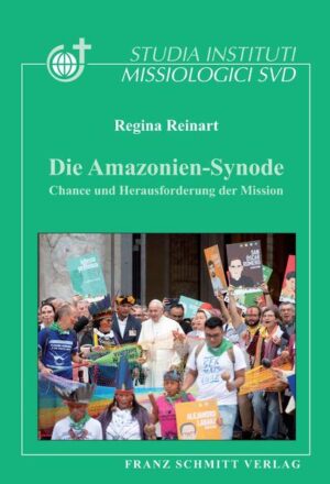 Wie sehr alles mit allem verbunden ist, zeigt sich im artenreichen Amazonasgebiet, welches in allen neun südamerikanischen Anrainerländern in seiner Existenz bedroht ist. Landraub, die stetig expandierende Agrarindustrie und ein ungebremster Rohstoffabbau prägen die Region mit mehr als 300 indigenen Völkern. Forderungen zum Schutz des Regenwaldes und seiner Bevölkerung lassen auch die Theologie nicht unberührt. Der Ruf nach einer integralen Ökologie und einer Kirche mit amazonischem Antlitz wurde mit der im Oktober 2019 in Rom veranstalteten Amazonien-Synode deutlich-um sie geht es in dieser Studie. Die autochthonen Völker und ihr Überlebenskampf werden beispielhaft an der Ethnie der Munduruku erörtert. Anthropologische und linguistische Erkenntnisse sowie die Darstellung ihrer Kosmologie ermöglichen einen Praxisbezug zum theoretischen Teil der Synodendokumente. Erstmals in deutscher Sprache werden Schlüsseltexte wie das sog. Morumbi-Dokument und der Indigenen-Leitfaden sowie ein Briefwechsel zwischen Franziskus,Papst und dem Munduruku-Bischof Wilmar Santin vorgestellt. Das Glaubenszeugnis von Leitfiguren wie des Missionars Hugo Mense und des Märtyrers Vicente Cañas sowie aktuelle, erfahrene und kritische Stimmen kommen zu Wort. Auf eine Gegenüberstellung des Schlussdokumentes und der Exhortation Querida Amazonia folgt die Bezugnahme zur weltweiten Bedeutung der Synode. Die Option für die Schöpfung und für die Indigenen getreu des Auftrags der Amazonien-Synode spielt eine wesentliche Rolle. Die Entwicklung eines Amazonien-Ritus bleibt Hauptaufgabe der postsynodalen amazonischen Kirche, auf dem Weg der Umkehr-sozial, kulturell, ökologisch und synodal-in diesem „Gemeinsamen Haus“.