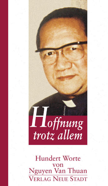 THUAN (1928-2002) gilt als ein Zeuge der Wahrhaftigkeit und der Hoffnung. Eine seiner Lebenserfahrungen brachte er einmal so auf den Punkt: „Es ist besser für dich, Geld, Titel, ja dein Leben zu verlieren, als deine Ideale und deinen Glauben preiszugeben. Mach nie den umgekehrten Tausch: Der Verlust wäre zu groß!“ Er entstammte einer Familie, die auf tragische Weise in das Schicksal des modernen Vietnam verwoben war. Als Bischof war er 13 Jahre politischer Gefangener des kommunistischen Regimes in Vietnam. In seinen letzten Lebensjahren wirkte er in seiner Aufgabe als Präsident des Päpstlichen Rats „Justitia et Pax“ als Vorkämpfer für Frieden und Gerechtigkeit. Weltweit bekannt wurde er durch seine Exerzitien für Papst Johannes Paul II., in denen er seine Lebenserfahrung weitergab und die in viele Sprachen übersetzt wurden („Hoffnung, die uns trägt“). Das vorliegende Buch gibt einen Einblick in das, was Thuans Hoffnung getragen hat: ein tiefer Glaube, eine unverbrüchliche Wahrhaftigkeit, eine Liebe, die ihre Wirkung selbst auf seine Feinde nicht verfehlte. Seine Worte gehen zu Herzen und fordern heraus.