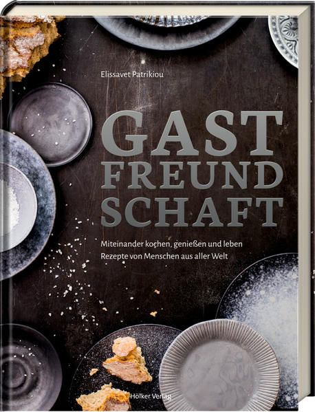 Dieses Buch ist ein Kochbuch. Und ein Buch über das Leben. Ein Dokument der Menschlichkeit. Eine Hommage an die Gastlichkeit. Es ist ein Buch über das Essen. Was verbindet uns mehr als das Essen? Ganz gleich, wo auf der Welt wir geboren werden, egal, was wir glauben, in der Küche, am Tisch, beim gemeinsamen Brot brechen, Suppe schöpfen und Wein trinken verbinden sich unsere Geschichten, leben wir Gastfreundschaft. Einfach so. Die Fotografin und Autorin Elissavet Patrikiou hat über ein Jahr lang Menschen aus aller Welt in Deutschland getroffen. Mit ihnen gekocht, gegessen und gelacht. Ihre Rezepte und Geschichten aufgeschrieben. Jeder ist herzlich eingeladen!