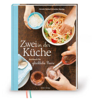 ZWEI IN DER KÜCHE illustriert auf charmante und emotionale Weise das Zusammenspiel beim Kochen. Ob Frühstück oder Brunch, Happy Hour oder Festessen mit Freunden: Für jede Situation finden sich tolle Rezeptideen, versehen mit wunderschönen Food-Fotos. Dazu gibt es viele persönliche Anekdoten und Tipps von Paaren, die ihr gemeinsames Glück auch in der Küche gefunden haben.