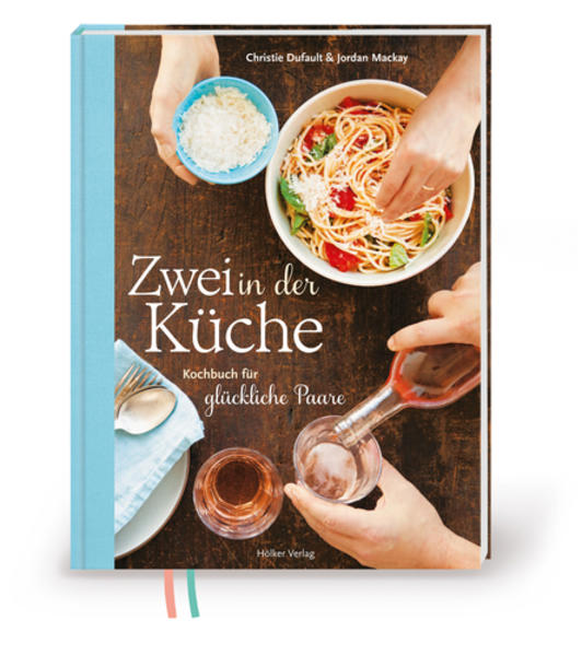 ZWEI IN DER KÜCHE illustriert auf charmante und emotionale Weise das Zusammenspiel beim Kochen. Ob Frühstück oder Brunch, Happy Hour oder Festessen mit Freunden: Für jede Situation finden sich tolle Rezeptideen, versehen mit wunderschönen Food-Fotos. Dazu gibt es viele persönliche Anekdoten und Tipps von Paaren, die ihr gemeinsames Glück auch in der Küche gefunden haben.