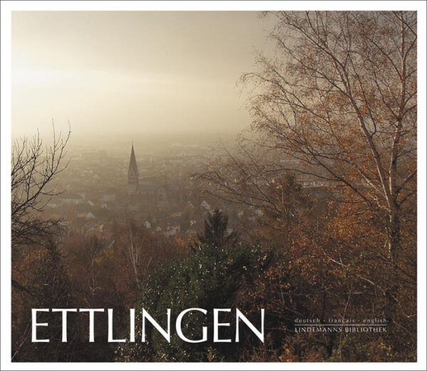 Nun ist er endlich da, der neue Bildband der Stadt Ettlingen. Im neuen Gewand präsentiert das 176 Seiten starke Werk mit 300 Farbfotos eine Momentaufnahme der Stadt Ettlingen. Im Wechsel von Farben, Szenen, Jahreszeiten und Stimmungen zeichnen die Bilder das unverwechselbare Portrait einer liebenswerten Stadt, die Stil, Profil und Charakter hat. Der Betrachter spürt das unverwechselbare Flair von Ettlingen. Das Buch möchte einladen zu einem fotografischen Spaziergang durch die sympathische Stadt an der Alb. Reizvolle architektonische Kontraste, beschauliche Ecken und Winkel, vertraute Patina und überraschend Neues gilt es zu entdecken und ein facettenreiches Szenarium zu erleben, in einer Stadt, in der man sich wohl fühlen kann. Der Band ist eine erneute Liebeserklärung an Ettlingen. Die Fotos stammen überwiegend von Thomas Zoller, Bruchhausen.