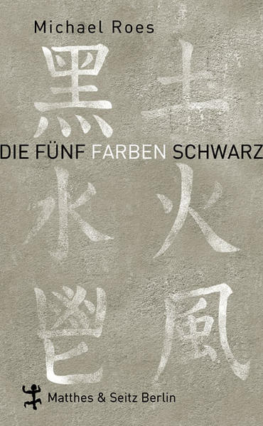 Eine Entführung, eine scheiternde Ehe und schiere Verzweiflung am Älterwerden stehen im Mittelpunkt dieses geheimnisvollen und spannenden Romans. Während der Leipziger Rhetorikprofessor Holz an einem Essay über den Tod zu schreiben beginnt, weckt die Freundschaft zu einem chinesischen Studenten sein Interesse an dessen Kultur. Er nimmt die Einladung zu einer Gastprofessur in Nanking an. Aber nicht nur Neugier treibt ihn an, die Reise nach China ist auch Suche und Flucht. Flucht vor dem, was wirklich geschah. Zwischen Tod und Begehren, Verdacht und Selbstbezichtigung schwankend, lösen sich alle Gewissheiten auf. "Die Fünf Farben Schwarz" ist ein großer Roman, der die Tradition der Moderne mit der Tradition der klassischen asiatischen Literatur vereint.