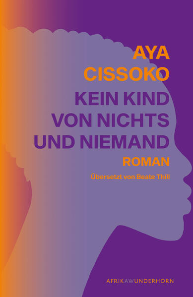 In ihrem neuen Buch schreibt Aya Cissoko an ihrer Familiengeschichte und den Lebensbedingungen, unter denen Schwarze Jugendliche in Frankreich aufwachsen, weiter. Es ist ein Brief an ihre Tochter, deren Existenz sie veranlasst, erneut ihre Stimme zu erheben, um über Diskriminierung, Rassismus, die Vorurteile und Urteile zu schreiben, denen Schwarze Menschen tagtäglich in Frankreich ausgesetzt sind. Nicht ausgelassen wird dabei die damit verbundene, tief sitzende Schande, die diskriminierte Menschen oft gegenüber ihren eigenen Familien und Verwandten empfinden. Aya Cissoko analysiert die sozialen Hierarchien, zeigt auf, wie sich Rassismus und Klassen-Verachtung mit einer absurd verworrenen und immer weiter existierenden Logik vermischen. Sie geht der Frage nach, ob sich die Umstände für die Ihren heute geändert haben, wenn sie sie mit denen ihrer Eltern, die als Analphabeten und Arbeitsemigranten in den 1970er Jahren aus Mali nach Paris kamen, und ihrer eigenen Kindheit Ende der 1980er Jahre in einem Pariser Ghetto vergleicht. Das Buch ist familiäre Spurensuche, die zu einer zweifachen Geschichte von Gewalt und Schmerz geführt hat: Cissokos Vorfahren waren Krieger aus dem Stamm der Bambara, die gegen die Kolonisierung gekämpft haben