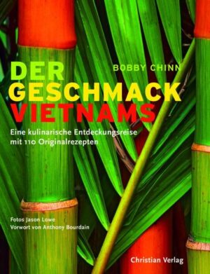 Erfrischend leicht und rein, intensiv und ausgewogen nach Yin und Yang - für Bobby Chinn gibt es keine bessere Küche als die vietnamesische. Die über tausendjährige Tradition mündet in der quicklebendigen Kochkultur der brodelnden und duftenden Garküchen Hanois, wo sich der junge Wilde der asiatischen Kochszene immer wieder inspirieren lässt. Mehr als 100 Rezepte hat er in diese aufregend-anregende Reportage gepackt- und was Bobby Chinn in diesem Kochlesebuch über die vietnamesische Küche nicht preisgibt, das muss man auch nicht unbedingt wissen. 110 authentische Rezepte und spannende Foodstories. Die raffinierteste Küche Asiens- ein MUSS für alle Vietnam-Reisenden und Freunde asiatischer Küche. DasLeseKochbuch zur echten Koch- und Esskultur Vietnams.