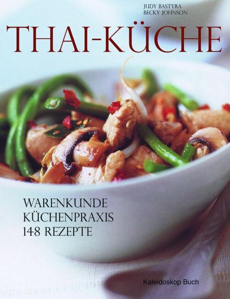 Authentische Thai-Küche, zum Nachkochen präsentiert. Das Standardwerk zu einem unschlagbaren Preis! Alles, was gut in der Thai-Küche ist: Suppen, Salate, Seafood, Currys, Reis- und Nudelgerichte, Desserts - alle Rezepte in Schritt-für-Schritt-Anleitungen. Stimmungsvolle Kurzessays zu Land und Leuten, Kultur und Traditionen. Informative und hilfreiche Warenkunde und Küchenpraxis. Vorstellung aller landestypischen Zutaten in Wort und Bild für interessierte Koch-Neueinsteiger und passionierte Hobbyköche. 594 prächtige und instruktive Farbfotos.