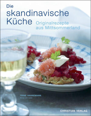 Dieses Kochbuch fängt Geschmack und Atmosphäre Skandinaviens wunderbar ein: die lauen Julinächte an einem See, an dessen Ufer man gartenfrische Salate und feine Meeresfrüchte genießt, genauso wie Spaziergänge in tief verschneiten Wäldern, nach denen man sich behaglich zusammensetzt und sich an herzhaften Eintöpfen und wärmenden Suppen erfreut. Trine Hahnemann hat in diesem Buch die besten saisonalen Rezepte versammelt - vom weltberühmten Dänischen Gebäck bis zu den Spezialitäten, die einfach zu einer ausgelassenen Mittsommerfeier mit Freunden gehören. 110 köstliche Originalrezepte. Die Vielfalt der skandinavischen Küche im Einklang mit den Jahreszeiten. 240 verführerische Foodfotos und Stimmungsbilder holen entspanntes Lebensgefühl nach Hause.