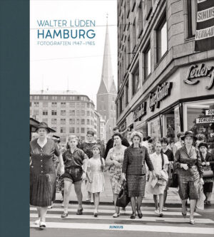 Hamburg in Bewegung: In den Jahren 1947 bis 1965 hielt der Fotograf Walter Lüden (1914–1996) das Leben in seiner Heimatstadt auf unzähligen Fotos fest. In drei Zeitabschnitte geordnet, zeigen die Aufnahmen in diesem Band eindrucksvoll, wie Hamburg nach dem Krieg wieder auferstand und sich die Stadt vom Stillstand der frühen Nachkriegszeit in die lebendige Metropole der 1960er Jahre verwandelte. Ob auf der Straße, in den Grünanlagen, im Hafen, in privaten oder öffentlichen Gebäuden: Als Chronist des Alltags hatte Lüden ein sicheres Gespür für vollkommene Bildkompositionen zwischen Stadtansicht und Straßenfotografie, zwischen der baulichen Szenerie einer Großstadt und dem scheinbar beiläufigen Detail einer Straßenszene. Unablässig war er mit seiner Leica und später der Hasselblad unterwegs und dokumentierte die Stadt als freier Fotograf wie im Auftrag von Zeitungen und Firmen: Passanten an der Ampel und in den Einkaufsstraßen, der Warenumschlag im Hafen, öffentlicher Nahverkehr oder Kinder auf dem Spielplatz – vermutlich werden sich einige Hamburger auf den Bildern in diesem Buch wiedererkennen. Der Bildband mit einer breiten Auswahl aus dem mehrere tausend Filme umfassenden Nachlass erscheint im Jahr des 100. Geburtstags von Walter Lüden und macht ein weitgehend unveröffentlichtes fotografisches Werk sichtbar, das in der Fotografiegeschichte der Stadt kaum seinesgleichen hat.