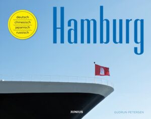 Hamburg in vier Sprachen: Ob in Vorfreude auf oder Erinnerung an die Hamburg-Reise, ob als fluggepäcktaugliches Gastgeschenk oder Bilderbotschafter für die Expats: In deutsch/englisch/französisch/spanisch/italienisch und deutsch/chinesisch/japanisch/russisch) zeigt dieser kompakte Bildband die Hansestadt zugleich aus der touristischen Perspektive und so, wie die Hamburger sie sehen: Weißer Putz und roter Backstein stehen für die unterschiedlichen Wohnviertel, die Hamburg prägen, Bilder aus den Stadtteilen vermitteln einen Eindruck vom Alltag und Straßenleben in der Elbmetropole. Die touristischen Hotspots wie Außen- und Binnenalster, Hafen, Speicherstadt und Hafencity und Attraktionen wie das Miniaturwunderland, das Wachsfigurenkabinett und die Hamburger Kaffeeröstereien kommen dabei ebenfalls nicht zu kurz. Eine Besonderheit des Bildbands sind Themenseiten mit Bildcollagen spezieller Hamburgensien wie den unzähligen Brücken, den noch immer betriebenen Paternostern und den Treppenhäusern im Kontorhausviertel. Begleitet werden die Bilder von aussagekräftigen Kurztexten, die dem Betrachter prägnante Information über die Hansestadt liefern.