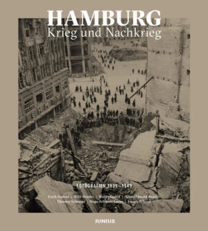 Zwei große Katastrophen beherrschen die Geschichte Hamburgs und haben die tiefgreifendsten Veränderungen des Hamburger Stadtbilds bewirkt: der Große Brand von 1842 und die alliierten Bombenangriffe vom Juli 1943, die sich unter ihrem biblischen Codenamen »Operation Gomorrha« tief ins Gedächtnis der Stadt eingebrannt haben. Etwa ein Drittel aller Gebäude der Stadt wurde dabei zerstört, Zehntausende Hamburger verloren ihr Leben, Hunderttausende machten die Zerstörungen obdachlos. Mit den Augen von sechs bedeutenden Stadtfotografen und einer jüngst wiederentdeckten Hamburg-Fotografin zeigt dieser Bildband die nationalsozialistische Vorgeschichte und die traumatische Nachgeschichte dieses epochalen Ereignisses der Hamburger Stadtgeschichte zwischen 1939 und 1949 – von dem Jahr, in dem der Zweite Weltkrieg begann, bis zum Gründungsjahr der Bundesrepublik. Zu sehen sind nationalsozialistischer Größenwahn und seine Manifestationen in Propaganda und Militär, dann immer größere Kriegszerstörungen, Farbaufnahmen und heimlich entstandene Fotografien des Feuersturms sowie KZ-Häftlinge beim zwangsweisen Räumungseinsatz, schließlich das letzte Aufgebot von Jungen und alten Männern im Volkssturm und eindringliche Porträtfotografien aus Notunterkünften und dem langen Hungerwinter, der die Stadt zu Beginn des Jahres 1947 für Monate erstarren ließ – bevor sich auf Märkten und im Straßenhandel Vorboten des Wirtschaftswunders und neues Leben zu regen beginnen.