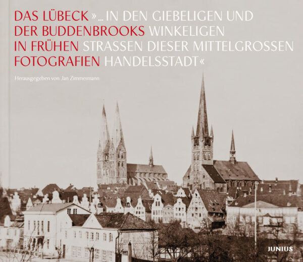 Seinen großen Gesellschaftsroman über den »Verfall« einer Familie in einer norddeutschen Handelsstadt, für den er 1929 den Nobelpreis erhielt, schrieb Thomas Mann fern von Lübeck. Aber die Erinnerung an die Vaterstadt, aus der er 1894 mit 18 Jahren geflüchtet war, hinterließ auf jeder Seite des Romans ihre Spuren. Das gilt nicht nur für zahlreiche historische Personen, die mal mehr und mal weniger deutlich als Vorbilder für seine literarischen Figuren dienten. Während der Name Lübeck zwar im ganzen Roman nicht ein einziges Mal auftaucht, erwähnt der Erzähler viele Straßen, Plätze und Bauwerke unter ihrem tatsächlichen Namen und beschreibt sie mit fotografischer Präzision. Dieses Lübeck war noch die biedermeierliche Stadt der Eltern und Großeltern des Schriftstellers. Dieses Buch versammelt frühe Fotos von überwiegend Lübecker Fotografen, die fast alle noch vor der Geburt Thomas Manns entstanden sind. Sie zeigen das Lübeck, das der junge Schriftsteller im Kopf hatte, als er in München und Italien die Buddenbrooks schrieb. Zusammen mit den Beschreibungen der Schauplätze aus dem Roman lassen die Fotos das historische Bild der Stadt aufleben, in deren Kulissen Thomas Mann den Niedergang seiner hanseatischen Kaufmannsdynastie inszenierte.