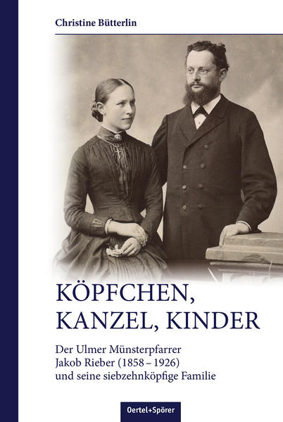 Keine staubtrockene Biografie, auch keine reine Fiktion ist hier zu erwarten, sondern die erfrischende Abwechslung zwischen Originalberichten aus früheren Zeiten und lebendigen Dialogen im Kreis einer Großfamilie des Jahres 1926. Fast unmerklich durchstreift man beim Lesen die entbehrungsreiche Zeit des ausgehenden 19. Jahrhunderts, dann die dramatischen Jahre des Ersten Weltkriegs und der nachfolgenden Inflation: Wie 16 Kinder groß ziehen, wenn man hungern muss, und womit zahlen, wenn Geld nichts mehr wert ist? Im Spiel reizvoller Perspektivenwechsel sieht man durch die Brille des alt gewordenen Ulmer Münsterpfarrers Jakob Rieber, der mit seiner Frau Emma 16 Kinder großgezogen hat und anlässlich seiner Pensionierung und des bevorstehenden Umzugs bei der Wiederentdeckung seiner alten Briefe sein Leben noch einmal durchlebt. Durch diese Reise in die Vergangenheit erhält man anhand authentischer Briefe und Berichte Einblick in seine bewegte Jugend, in der er auch mal vom Weg der verordneten Tugend abzukommen drohte, nimmt Anteil an seiner ersten unglücklichen Liebe und einer überstürzten Flucht in die Schweiz und folgt ihm auf seinem ereignisreichem Lebensweg, der von der rauen Alb in Winterlingen und Albstadt (Ebingen) über Stuttgart und Tübingen, Rottweil und Blaubeuren, Geislingen, die Ostalb bei Aalen bis nach Isny und schließlich nach Ulm führte.