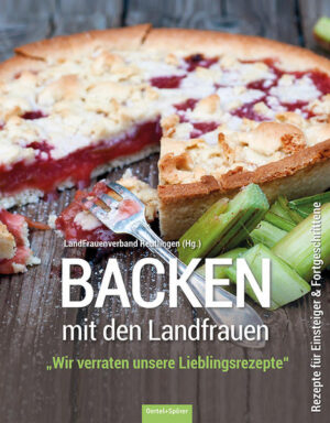 Wenn es nach frischem Kuchen riecht, bekommt man Appetit und freut sich auf eine gute Tasse Tee oder Kaffee und den leckeren, selbstgebackenen Kuchen. Die Kaffeestunde wird zum puren Erlebnis für die ganze Familie, Freunde oder Gäste. In diesem Backbuch verraten wir Landfrauen des Landfrauenverbands Reutlingen unsere Lieblingsrezepte und möchten so bei Ihnen die Lust am Backen wecken und die Freude teilen. Mit frischen, saisonalen Beeren und Früchten bereiten wir einfache Kuchen oder echte Spezialitäten zu. Die vielen Kuchenrezepte bis hin zu feinen Brotrezepten eignen sich sowohl für Anfänger und als auch Fortgeschrittene. Maria Knoll, eine der Kreisvorsitzenden des Landfrauenverbands und seit 25 Jahren Landfrau mit Leib und Seele hat dieses Buch mit viel Engagement und persönlichen Einsatz auf den Weg gebracht. Die wunderschönen Bilder hat die Fotografin Angela Hammer gemacht. Mehr über uns, unsere Arbeit und unser vielfältiges Engagement erfahren Sie in diesem Buch. Wir wünschen Ihnen viel Freude und Spaß beim Backen. Wohl bekomm’s!