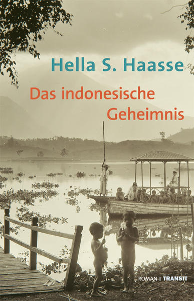 Provoziert durch die Anfrage eines Journalisten erinnert sich Herma Warner an ihre Kinder- und Jugendzeit im Indonesien der zwanziger und dreißiger Jahre. Als Tochter von Holländern in Batavia (Djakarta) geboren, wuchs sie dort privilegiert auf, befreundete sich mit indonesischen Mädchen und Familien, interessierte sich für deren Lebensweise und Sprache. Dann, gerade erwachsen, muss sie erfahren, dass die politischen Verhältnisse Anfang der vierziger Jahre (das harte Kolonialregime, der wachsende Widerstand dagegen und die Radikalisierung ihrer indonesischen Freundinnen und Freunde) alles in Frage stellen, was sie bis dahin als ihre Heimat, ihre Identität und ihre große Liebe begriffen hatte. Dieser Zeit nähert sie sich im Rückblick, in Details und Momenten, die sich erst langsam zu einem Puzzle zusammensetzen. Im Augenblick des Erinnerns und angesichts vieler Rätsel, die sich dabei ergeben, wird ihr klar, mit welcher fast unverzeihlichen Naivität sie damals in ihrer Familie als Teil der Kolonialgesellschaft gelebt hat, wie wenig sie von ihren Eltern, ihrer engsten indonesischen Freundin und ihrem indonesischen Freund wusste - der dann später, nach dem Ende der Kolonialzeit, ihr Mann wurde.