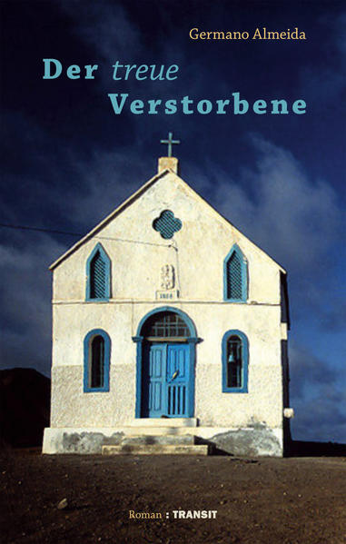 Germano Almeida ist der bekannteste Autor der kapverdischen Inseln. In seinem 2018 erschienenen Roman »Der treue Verstorbene« präsentiert er uns einen satirischen Blick auf seine Heimat, auf eine postkoloniale Gesellschaft, die sich inzwischen als moderne Demokratie versteht, eine der wenigen in ganz Afrika. Auslöser der Geschichte ist die Ermordung des berühmtesten Schriftstellers der Inseln, der unmittelbar vor der Präsentation seines lang erwarteten neuen Buches von seinem besten Freund erschossen wird. Was wie ein Krimi beginnt, nimmt jedoch bald einen weitaus spannenderen Weg. Almeida entfaltet das durch den Mord ausgelöste opulente Geschehen, von der Aufbahrung des Toten im Palast des Volkes bis zum Staatsbegräbnis mit Präsident, Premier und anderer Prominenz. Gleichzeitig erzählt er von der Freundschaft der beiden Männer sowie in die Vorgeschichten der anderen beteiligten Personen, besonders der zwischen ihnen, dem Toten und seinem Mörder, stehenden Frau. Mit leichter Hand und viel Freude am Erzählen schreibt Almeida über deren Leben auf den Inseln, in Afrika oder in Lissabon und bietet so auch eine Geschichte des Lebens auf den Kapverden. Leser und Leserinnen und Leser dürfen sich auf eine schöne, erkenntnisreiche Entdeckung freuen.