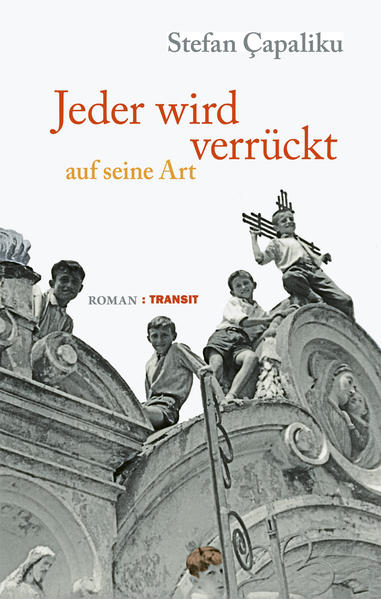 Der Roman des albanischen Autors Stefan Çapaliku erzählt von den letzten zwanzig Jahren der kommunistischen Herrschaft in Albanien. Die Handlung beginnt im Jahr 1967, als Albanien zum atheistischen Staat erklärt wurde, und sie endet 1985 mit dem Tod des Allmächtigen, des Partei- und Staatsführers Enver Hoxha. Die Zeit dazwischen wird aus der Sicht eines Heranwachsenden dargestellt, dessen Zeitrechnung sich am Erwerb und der Nutzung eines heiß ersehnten Fernsehgeräts orientiert. Die ohnehin engen Kontakte unter den Nachbarn und der Familie werden durch das gemeinsame Fernsehen von (verbotenen) italienischen oder jugoslawischen Sendern weiter intensiviert und bieten Überraschungen skurriler, origineller und tragischer Art. Die Stadt Shkodra war vor der Machtergreifung der albanischen Kommunisten ein bedeutendes Religions-, Kultur- und Handelszentrum. Stefan Çapaliku, ein intimer Kenner seiner Heimatstadt, legt das dichte Gewebe aus venezianischen, osmanischen, österreichischen und albanisch-bürgerlichen Traditionen frei und brilliert mit einem ironischen, manchmal sarkastischen Blick auf die damaligen politischen Verhältnisse und auf eine archaische Familienstruktur, an der die politischen Zwänge abprallen.