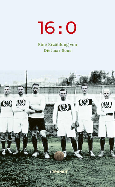 Eine Geschichte voller Kuriositäten: der 16:0 Kantersieg der deutschen gegen die russische Fußballnatio­nalmannschaft bei den Olympischen Spielen 1912 in Stockholm. Erzählt wird aus der Perspektive des Nationaltorwarts Adolf »Adsch« Werner, einem nicht ganz schwindelfreien Schornsteinfeger, der zu einer Gruppe von sehr jungen Kickern gehörte, die dann mit Holstein Kiel Deutscher Meister wurden. Er wohnt zur Untermiete, Training gibt’s nach einem langen Arbeitstag, politisch verbunden ist er mit den oppositionellen Kieler Werftarbeitern. Auch der Fußball hat damals noch etwas Verwegenes, Unangepasstes - und in Momenten wie 1912 in Stockholm auch etwas Heroisches. Um dieses Spiel rankten sich sofort viele Gerüchte: die russische Mannschaft sei am Abend vorher flaschenweise mit Wodka abgefüllt worden, die Deutschen hätten ihnen Drogen ins Essen gemischt usw. Fakt war und ein Zeichen damaliger sportlicher Fairness, dass die deutsche Mannschaft nach dem 16. Treffer das Toreschießen einstellte, weil der russische Torwart Lew Iwanowitsch Faworski heulend zwischen den Pfosten hockte.