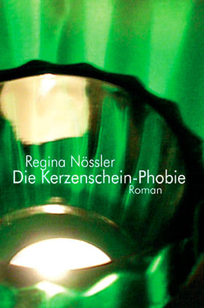 Alles ist gut. Berauschend. Die große Liebe, sexuell und emotional. Doch schleichend macht sich der Wunsch nach immer mehr Nähe breit … Die schüchterne, unsichere Sabine, Anfang zwanzig, träumt von Constanze. Constanze ist bei allen beliebt und nimmt Sabine zunächst nicht wahr. Einige Monate des vergeblichen Schwärmens vergehen und dann, endlich, wird Constanze auf sie aufmerksam. Die beiden jungen Studentinnen verlieben sich ineinander. Doch aus Liebe wird bald Obsession. Immer mehr fühlt sich Sabine bedrängt und kontrolliert. Die Beklemmung wächst, der siebte Himmel verdunkelt sich. Viele Jahre später lasten die Schatten der Vergangenheit auf Sabines aufkeimender Liebe zu Anna. Was geschah damals mit Constanze, kann sich Sabine endgültig von ihr lösen und hat ihre Liebe zu Anna eine Chance? In ihrem neuen Roman verwischt Regina Nössler subtil die Grenzen zwischen romantischer Liebesgeschichte und Beziehungsthriller. Pressestimmen zu Regina Nössler: „Leichtfüßig, tabulos und mit einem unglaublichen Blick für Situationskomi.k" (Nicole Müller, NZZ) „Spannungsgeladen in jedem Satz Regina Nösslers Roman, durch den sich ein blutroter Faden aus hemmungsloser Leidenschaft und hassvollem Schmerz zieht." (Stuttgarter Nachrichten)