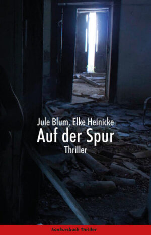 Der Geocaching-Thriller! Marie, Buchhändlerin Mitte vierzig, führt ein ruhiges Leben in einem Heidelberger Reihenhäuschen, zusammen mt Irene und Hund Suse. Aus heiterem Himmel bekommt sie rätselhafte Briefe, die Informationen über ihre Eltern enthalten. Marie fühlt sich manches Mal beobachtet, sie hat keine Vorstellung, wer der Absender der Nachrichten sein kann. Ihre Mutter ist tot, ihr Vater, dessen liebloser Umgang mit ihr tiefe Spuren in ihrer Seele hinterlassen hat, lebt dement im Pflegeheim. Marie, die zu ihren Eltern nie ein gutes Verhältnis hatte, sich stets unzulänglich vorkam, ist von den Briefen, die sie Irene gegenüber verschweigt, gleichermaßen in Angst versetzt wie fasziniert. Immer tiefer gerät sie in den Bann eines Spiels, in das der oder die BriefeschreiberIn sie verwickelt. Nach dem Prinzip des Geocachings werden für Marie kreuz und quer in Deutschland kleine Plastikdosen versteckt, deren Inhalt nach und nach ein dunkles Familiengeheimnis enthüllt und Maries Leben aus den Fugen egraten lässt. Das Spiel wird immer gefährlicher.