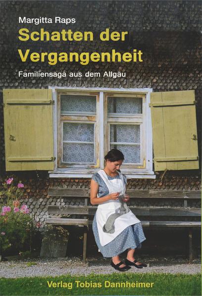 Nach „Abseits des Himmels“ und „Weg der Hoffnung“ rundet dieser eigenständige Roman mit geschichtlichem Hintergrund die Allgäuer Familien-Trilogie ab. In „Schatten der Vergangenheit“ schildert Margitta Raps erneut spannend, in eindrucksvollen Bildern und mit tiefem Feingefühl Annas betagtes Leben als Witwe, wie sie in Freud und Leid mit ihren erwachsenen Kindern und Enkeln von 1931 bis über die Kriegsjahre in ihrem geliebten Bergbauerndorf gelebt hat. Auf bewegende Weise erfährt der Leser die Auswirkungen auf die Menschen, wenn Krieg über ein Land hereinbricht und einer Mutter wie Anna unbarmherzig vieles wegnimmt, was sie bestrebt war, zu bewahren. Die Lektüre wechselt in die Zeit um 1577, und Anna erfährt aus uralten Büchern ihrer Vorfahren mit welcher Unmenschlichkeit dazumal die Hexenverfolgung stattfand - dargestellt im Schicksal Conrad Stoeckhlins, von seiner innigen Verliebtheit über die Heirat bis zu dem tragischen Ende eines religiösen Wahns. Schließlich ist Anna überzeugt, dass Tagebüchern eine wichtige Schlüsselrolle „gegen das Vergessen“ zukommt. Die Erinnerung an das Geschehene soll wachrütteln, wie unerbittlich Kriege und zu welchen Grausamkeiten Menschen fähig sein können. Unschwer lassen sich gerade in unserer heutigen Zeit die entsprechenden Parallelen aufzeigen.