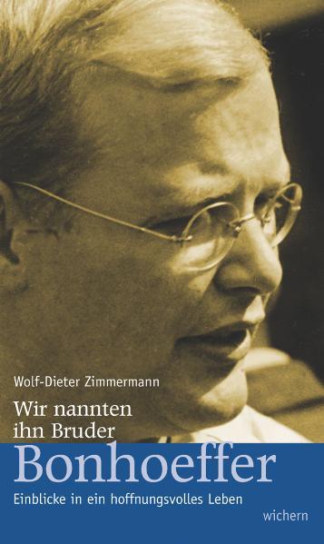 Mit diesem biografischen Nachtrag zu Bonhoeffer von Wolf-Dieter Zimmermann, liegt einer der rar werdenden Berichte eines Zeitzeugen vor, gefiltert und reflektiert durch die Distanz eines reichen Lebens. Wolf-Dieter Zimmermann war Anfang der 30er Jahre Student bei dem damals noch unbekannten Privatdozenten. Als Assistent Bonhoeffers erlebte er den gebildeten Großbürgersohn zusammen mit den Kommilitonen auch privat. Wolf-Dieter Zimmermann gehörte ab April 1936 auch zu den Seminaristen des legendären Predigerseminars in Finkenwalde, das Bonhoeffer von Juni 1935 bis September 1937 leitete. Zimmermann war einer der ersten, die Bonhoeffers Bedeutung erkannten und sie nach dem Krieg der Öffentlichkeit bewusst machten. Seit 1950 sammelte er auch die Erinnerungen von Zeitgenossen an Dietrich Bonhoeffer. Schon damals legte er sein Augenmerk hauptsächlich auf die Person Bonhoeffers und beobachtete mit Sorge, wie dieser zu einem „Produzenten von Theologie“ stilisiert wurde.