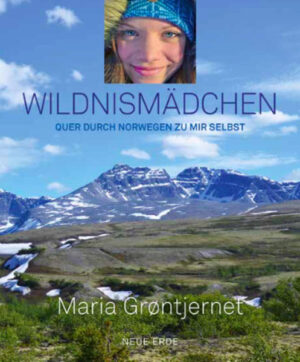 Was wird aus einem gerade geborenen Mädchen, wenn der Großvater Skier zu ihm ans Bett stellt? Klar: Es will, sobald es laufen kann, hinaus. Hinaus in den Wald, ans Wasser, in den Schnee. Maria Grøntjernet hat das Glück, seit frühen Kindertagen die Wildnis erleben zu können. Schon mit 13 ist es ihr ein Bedürfnis, nachts draußen zu schlafen unter den Sternen. Sie will alles lernen und ausprobieren, was dazugehört, ganz in der Natur zu sein. Und mit 16 unternimmt sie ihr großes Abenteuer: Fünfzig Tage allein 650 km quer durch Norwegen zu wandern. Zu unserem Glück hat sie Ihre Foto- und Filmausrüstung dabei, und so gibt es nicht nur ihr Tour-Tagebuch mit zusätzlichen praktischen Tips, sondern auch grandiose Fotos: vom Sommerschnee in den Bergen, von Fjorden, Seen und Wasserfällen – und von ihren Lagern und dem, was in ihrer Pfanne brutzelt. Ihr Tagebuch lässt uns ihre Wanderung miterleben: die ersten Tage noch mit ihrem Vater, die Trennung und das Alleinsein