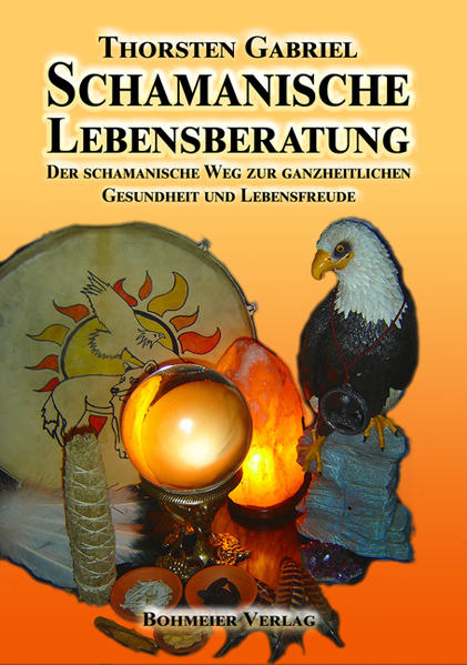 Ein praktischer Ratgeber zur schamanischen Lebensberatung! Durch dieses Buch wirst du lernen wie du schamanische Rituale vollziehst, Häuser und Grundstücke reinigst, mit Engeln und Verstorbenen kommunizierst und es beinhaltet Mental- Techniken zur Selbstheilung und zeigt Dir wie du dein Immunsystem reinigst. Ziel ist, ganzheitlich deine Seele zu fühlen, die Teil einer wichtigen Entwicklung zu unserer Heilung und unserem Lichtkörperbewusstsein ist. Du bekommst intensiven Kontakt zu deinen geistigen Helfern, wie z. B. Krafttieren, Geistführern und deinem Schutzengel. Eine Reihe schamanischer Mental- Techniken die du im Alltag einsetzen kannst, können dir sofort und überall helfen. Damit ist dieser Ratgeber ein kompaktes hilfreiches Lehrmittel für den schamanischen Alltag, zugleich aber auch ein umfassendes Arbeitshandbuch (das aus meiner jahrelangen Arbeit mit Kunden entstanden ist) um dich mit deiner persönlichen Kraft und inneren Führung auf einfache Art, erfolgreich bekannt zu machen. Aus dem Inhalt: Grundlagen schamanisches Reisen Schutzritual Schamanische Seelenarbeit - Seelenteilrückholung Schamanisches Familienstellen - Grundlagen sowie Jenseitskontakte Schamanische Hausreinigung - Ortsgeister und Hausgeister Schamanisches Kartenlegen & Hellsehen - Neue Legesysteme & Deutungen Schamanische Wunscherfüllung mit den Lenormandkarten Schamanisches Räuchern - richtige Anwendung der schamanischen Kräuter Schamanische Rituale & Rezepte - für alle Sternzeichen Aus der Praxis, für die Praxis: Verständlich, leicht, erfolgreich, zum sofortigen Ausprobieren! Selbst Profis, werden hier noch etwas dazulernen!