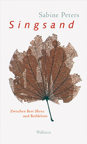 Ein Reisebericht voller Geschichten. Eine Hymne aufs Gelobte Land und ein analytischer Blick auf die Widersprüche im Nahen Osten: Literatur, die uns Fremdes eindringlich nahebringt. Als Marie und Rupert ihren Freunden sagen, daß sie für ein paar Wochen nach Israel reisen werden, reagieren die höchst unterschiedlich: Mit guten Wünschen, neidisch, manche auch bestürzt. Wie kann man in eine Krisenregion fahren, in der Attentate und Vergeltungsaktionen derart den Alltag bestimmen? Auf der Reise aber geht es darum, nicht vorschnelle Antworten zu geben, sondern genau hinzuschauen. Die Welt jenseits aller Vorurteile und allen scheinbaren Wissens über ein Entweder-Oder neu zu buchstabieren - ist das möglich? Erst einmal durch die Begegnung mit Menschen, mit Zvi und Mascha Vogel etwa, die seit fünfzig Jahren in Israel leben - vielleicht aber noch immer auch im galizischen Drohobyz. Und immer wieder spricht Marie mit Moshe Bibermann, der sich keinen Illusionen über die Schwierigkeit der Lage hingibt und dennoch ein fröhlicher Mensch ist. Oder deshalb? Am Center für German Studies in Beer Sheva, wo Marie Vorträge hält, trifft sie Amal, die israelische Palästinenserin, sie schließt Bekanntschaft mit Beduinen und mit einem Taxifahrer, der sie in die Westbank bringt, und sie erlebt am eigenen Leib, was halblegale Grenzübertritte bedeuten. Sabine Peters entfaltet ein Panorama menschlicher Verhaltensweisen, in denen das Eigene sich im Fremden spiegelt - und erkennt.