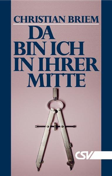 Was ist die Kirche (oder: Versammlung, Gemeinde) nach dem Ratschluß Gottes? In Beantwortung dieser Frage zeigt der erste Teil des Buches die Unterschiede zwischen der Versammlung und dem alttestamentlichen Israel auf. Dann werden die verschiedenen Gesichtspunkte ausführlich behandelt, unter denen die Versammlung im Neuen Testament gesehen wird: als Leib Christi, als Haus Gottes, als Leuchter und als Braut Christi. Jeder dieser Aspekte schließt besondere Vorrechte und Verantwortlichkeiten ein. Im zweiten Teil geht der Autor auf die praktischen Belehrungen des Neuen Testaments über das Zusammenkommen der Gläubigen ein. Dabei stehen die Themen "Versammelt zu Seinem Namen hin", "Mahl des Herrn und Tisch des Herrn", "Glauben und Ämter", "Der christliche Dienst" und "Die Einheit des Geistes" im Vordergrund. Bei den verschiedenen Themen wird immer wieder deutlich: Je mehr die Grundsätze des Neuen Testaments in den Zusammenkünften der Gläubigen verwirklicht werden, desto mehr Freiheit besteht für das Wirken des Geistes Gottes, desto mehr wird Gott verherrlicht und desto mehr Segen und Freude für die Menschen kommen hervor. Ausführliche Bibelstellen- und Stichwortregister erleichtern den Zugang bei besonderen Fragen.