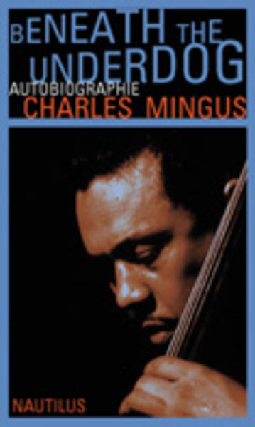 Charles Mingus’ Autobiographie ist - wie seine Musik - ein Schrei nach Respekt, Brüderlichkeit, Liebe und Freiheit. Mit »kreativer Wut« und Sarkasmus kämpfte er gegen Ausgrenzung und rassistische Diskriminierung. »Kunst ist Leben« - besessen von einer unersättlichen Neugier schuf Mingus seinen eigenen Mythos. Die Autobiographie erinnert in ihrer Ungebührlichkeit an Henry Miller, Charles Bukowski oder James Baldwin. Großmäulig, hemmungslos und dionysisch gibt Mingus Einblick in den inneren und äußeren Kosmos seines Lebens. 1922 an der mexikanischen Grenze in Arizona, USA, geboren, wuchs er im Schwarzenviertel Watts von Los Angeles auf. Die Familie hatte chinesische, britische, schwedische und afrikanische Wurzeln, Charles’ Stiefmutter, die ihn aufzog, hatte indigene Vorfahren. Duke Ellington war Mingus’ erster Jazz-Lehrmeister, als er noch Cello im klassischen Jugendorchester spielte. In den 30er und 40er Jahren begann Mingus’ Karriere als Bassist in Clubs und Konzerten mit lokalen Bands. 194 5 machte er erste Plattenaufnahmen. 1951 kam er nach New York und spielte u.a. mit Charlie Parker und Miles Davis. Durch Gründung einer eigenen Plattengesellschaft erlangte er eine bis dahin einmalige Unabhängigkeit für seine Musik. Nach einer Krise in den 60er Jahren hatte er ab 1970 sein Comeback. Mingus gilt bis heute als einer der wichtigsten Komponisten des Jazz, erhielt Preise, Lehraufträge und Stipendien. Er starb am 5. Januar 1979 in Mexiko am Lou-Gehrigs-Syndrom.