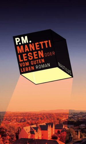 Ein zwölfbändiges Tagebuchwerk in Schmuckkassette eines gewissen Roberto Manetti, das im Züricher Ammann Verlag erschien, lässt reihenweise seine Leser verschwinden. Paul Meier, der Erzähler, macht sich auf die Suche nach den Verschwundenen und dem Geheimnis der Lektüre. Manetti lesen ist eine verlockende Reise durch alte und gängige linke und grüne Vorstellungen und Ideen. Wie kann man die Vergangenheit loswerden, ohne sie zu verraten? Wie viel Verbindlichkeit ertragen wir, wie viel Freiheit ist möglich? Für diese Fragen wirkt der - fiktive - Roberto Manetti wie ein lang ersehnter Gesprächspartner seiner Leser, der hilft, die Geschichte der letzten Jahrzehnte zu verstehen und Lehren daraus zu ziehen. seine Leser dann? Paul Meiers Suche führt ihn aus der Schweiz u. a. in die Toscana, die Provence, nach Paris und schließlich auf eine geheimnisvolle Schiffspassage. Eine neue Lebensweise zeichnet sich immer klarer ab: neu eingebettete Subsistenzgesellschaften in lokalen, offenen Gemeinschaften, weltweit vernetzt. Das gute Leben und Luxus für alle!