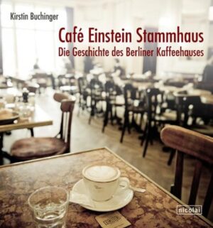 Das Café Einstein in der Kurfürstenstraße ist Berlins erste Adresse, wenn es um Kaffeehauskultur geht. Keine Zeitung fehlt, die Prominenz gibt sich die Klinke in die Hand, und nirgends bekommt man eine so gute Melange wie hier. Kirstin Buchinger erzählt in diesem reich bebilderten Buch die Geschichte des Kaffeehauses im Herzen der Metropole, die zugleich die wechselvolle Geschichte Berlins spiegelt. 1878 vom Nähmaschinenfabrikanten Rossmann im Kielgansviertel erbaut, wurde die Villa später zur Residenz jüdischer Bankiers, die im 'Dritten Reich' von den Nazis vertrieben wurden. In den Räumen des Hauses feierten die Stummfilmstars der 20er und die Künstler der 70er-Jahre. Die Stummfilmdiva Henny Porten soll eine Zeit lang hier gelebt haben - soweit der Mythos. Zu Wort kommen in den Kapiteln des Buches die Menschen, denen der Ort seinen Esprit verdankt und die selbst von ihm geprägt sind: 'Einsteinianer', die ihr Herz an den Ort der goldgelben Schnitzel und der wunderbaren Apfelstrudel verloren haben. Erinnerungen an die schönsten Events, die bekanntesten Gäste und amüsantesten Begebenheiten und nicht zuletzt die Kochrezepte, die diesen Ort berühmt gemacht haben, runden das Bild ab. Spannend erzählt, mit vielen bisher unbekannten Details Mit einer Fülle historischer und aktueller Fotografien Mit den Original-Kochrezepten der Café-Einstein-Klassiker