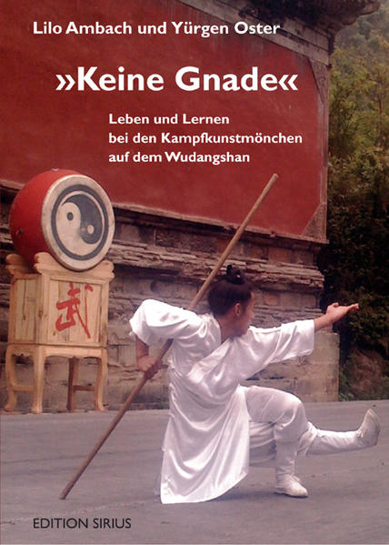 In Zentralchina, in der Provinz Hubei, fernab der Touristik-Routen, liegen die Klöster von Wudangshan. Dort lebte einst der daostische Mönch Zhang San Feng, der einer Legende nach das Taijiquan entwickelte, nachdem er den Kampf zwischen einer Schlange und einem Kranich beobachtet hatte. Hier, in den Wudangbergen, leben noch immer Mönche und Nonnen, die sich der Traditionellen Chinesischen Medizin, der Meditation und den Kampfkünsten widmen. Im Jahr 2005 besuchten die beiden Autoren zum ersten Mal die Klöster. Seit diesem Besuch, dem viele weitere folgten, entwickelten sie eine enge Freundschaft zu Lehrern und Schülern der daoistischen Wushu Akademie. Yürgen Oster praktiziert seit über 30 Jahren Taiji und Qigong. Er unterrichtet in Mainz, Münster und Neuss. Lilo Ambach lernt seit über 20 Jahren Taiji und unterrichtet es auch. Dennoch bezeichnet sie sich selbst immer noch als Anfängerin. In diesem Buch bieten die beiden faszinierende Einblicke in das Klosterleben und das Training in der Akademie. Sehr plastisch und humorvoll schildern sie, wie sie daran arbeiten, ihre Kampfkünste weiter zu entwickeln. Dabei verschweigen sie nicht, dass das intensive Training ihnen gelegentlich auch die Grenzen ihrer Leistungsfähigkeit aufzeigt.