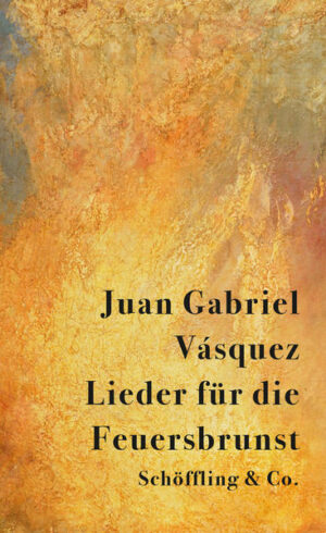 Wie scheinbar belanglose Vorfälle ein Leben von Grund auf verändern können - davon handeln die neuen Erzählungen von Juan Gabriel Vásquez. Da ist der junge Mann, den das Los vor dem Militärdienst verschont, während es seinen besten Freund in den Tod schickt. Oder die Fotografin, die bei einem Treffen von Großgrundbesitzern mehr versteht, als ihr lieb ist. In einigen Geschichten ist es die Politik, die Menschen aus der Bahn wirft: Eine selbstbewusste Frau versucht sich gegen die erzkonservativen Kräfte durchzusetzen, doch gehen ihre Hoffnungen in Flammen auf. Manchmal betritt Juan Gabriel Vásquez selbst die Bühne und versucht etwa herauszufinden, was zwischen den Mitgliedern der mexikanischen Band vorgefallen ist, die er auf ihrer Tournee begleitet. Ein andermal wirkt er als Statist beim Dreh eines Films von Roman Polanski mit und sieht sich mit den schmerzlichen Brüchen im Leben des berühmten Regisseurs konfrontiert. In seinem Erzählungsband »Lieder für die Feuersbrunst« wirft der gefeierte kolumbianische Autor auf ganz neue Weise Fragen danach auf, was uns prägt und warum. Der eindringliche Sound seiner Sprache übt dabei einen unwiderstehlichen Sog aus.