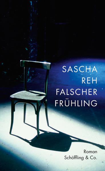 »Falscher Frühling« erzählt von einer Nacht, in der der Alltag dreier Menschen auseinanderbricht, und von einer Begegnung, die sie wieder zu einer Familie macht. Lothar Lotman, ein alternder Theatermann, will mit einer letzten großen Inszenierung noch einmal die Ideale in der Kunst verwirklichen, an denen er im Leben gescheitert ist: Liebe, Freundschaft, Ehrlichkeit. Der verachteten Unterhaltungsindustrie setzt er seit langem nichts mehr entgegen, seine Freunde hat er brüskiert, und seine Frau Emilie, eine erfolgreiche Bühnenbildnerin, ist seine peinlichen Provokationen leid. Doch der »zweite Frühling«, den sie sich von einem Treffen mit einem alten Freund am Vorabend ihrer Scheidung erhofft, treibt hochkomische Blüten. Und ihre Tochter Franziska, die vor dem Beziehungsballast der Eltern in virtuelle Welten flüchtet, überwindet endlich ihre Angst vor einer eigenen Suche nach Glück. Sascha Rehs Debütroman ist eine schöpferische Hommage an die modernen Theaterklassiker und wird durch seinen ironischen Ton und virtuose Perspektivwechsel zum Ereignis.