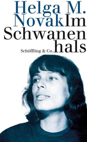 'An meinem sechzehnten Geburtstag zog ich dann ins Internat', heißt es am Schluss von Helga M. Novaks Buch 'Die Eisheiligen' (1979). Zurück bleiben die Adoptiveltern Kaltesophie und Karl. Das junge Mädchen sucht und findet im zweiten Band ihrer autobiographischen Prosa 'Vogel federlos' (1982) in der neuen sozialistischen Gesellschaft der DDR ihre Ersatzfamilie. Doch auch diese Familie hält nicht, was sie verspricht. Enthusiastisch beginnt Helga M. Novak 1954 ein Journalismus-Studium, fühlt sich jedoch schon bald wie ein Tier im Schwanenhals, der tödlichen Jagdfalle, aus der man sichnicht befreien kann. Als die Stasi sie verpflichtet, ihre Kommilitonen zu bespitzeln, tritt sie aus der Partei aus und wird exmatrikuliert. Ende 1957 flieht sie mit ihrem isländischen Freund nach Island, schreibt, arbeitet in Fischfabriken und kehrt erst 1965 nach Leipzig zurück. Am Johannes R. Becher-Institut versucht sie einen Neuanfang,doch eine wie sie ist unerwünscht. Lange vor Wolf Biermann wird Helga M. Novak aus der DDR ausgewiesen. Staatenlos führt sie ein unstetes Leben, das sie quer durch Europa führt. Ihre Bücher wurden in der DDR nicht veröffentlicht