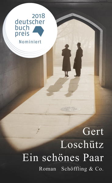 Beim Ausräumen seines Elternhauses stößt der Fotograf Philipp auf einen Gegenstand, der in der Geschichte seiner Eltern eine entscheidende Rolle gespielt hat. Die beiden, Herta und Georg, waren ein schönes Paar. Philipp erinnert sich an ihr junges Liebesglück, ihre Hoffnungen und Gefährdungen, an die überstürzte Flucht seines Vaters aus der DDR in den Westen. Das hätte, da ihm die Mutter und der Junge ein paar Tage später folgten, der Beginn eines erfüllten Lebens sein können, tatsächlich aber trug die Flucht den Keim des Unglücks in sich. Nach und nach geht Philipp das Paradoxe der elterlichen Beziehung auf: Dass es die Liebe war, die ihre Liebe zerstörte. Damit aber ist die Geschichte, die auch sein Leben überschattet hat, nicht vorbei. Am Ende stellt er fest, dass Herta und Georg all die Jahre über miteinander verbunden waren, auf eine Weise, die sie niemandem, nicht einmal sich selbst, eingestehen konnten. Ein ergreifender Roman über Liebe und Vergänglichkeit vor dem Hintergrund der deutschen Teilung.