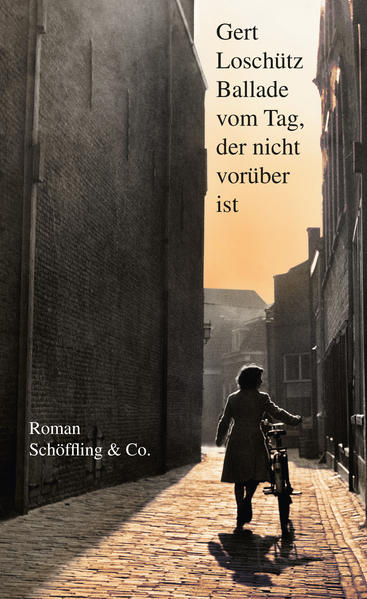 Für Karsten Leiser ist es nicht Sommer, wenn es nicht nach Kamille riecht, sind Pappeln keine Pappeln, wenn sie nicht an einem Kanal stehen, sind Straßen keine richtigen Straßen, wenn es keine Chausseen sind. In einer schlaflosen Nacht erzählt er seiner Freundin Vera, warum das so ist: Seine Landschaft ist immer die Landschaft seiner Kindheit geblieben, die er eines Morgens für immer verlassen musste. »Sieh dir alles genau an, weil du es nicht wiedersiehst«, sagt die Mutter am Vorabend ihrer Flucht aus der DDR zu dem Jungen. Und Karsten prägt sich alles ein und kehrt nun jedes Mal, wenn sich der besagte Tag jährt, zu seinen Erinnerungen zurück. Ganz gleich, wie weit er als Reisejournalist reist, in wie vielen Hotels er übernachtet, um die entscheidende erste Nacht im Hotel ungeschehen zu machen, die Vergangenheit holt ihn immer wieder ein, wie jener lederne Koffer von damals, den er einfach nicht loswird. In dem schlanken, überaus kunstvollen Roman »Ballade vom Tag, der nicht vorüber ist« legt Gert Loschütz, der große Vergangenheitsergründer der deutschen Gegenwartsliteratur, unerschrocken die Wut und Verzweiflung eines Mannes frei, dem jeder Mittelpunkt genommen wurde.