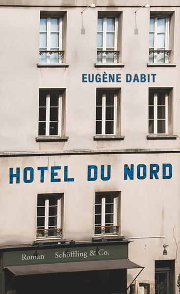 Das Hôtel du Nord, ein sogenanntes Wohnhotel, liegt jenseits der großen Boulevards am Quai de Jemmapes im 10. Arrondissement von Paris. Emile und Louise Lecouvreur haben es gepachtet. "Eine Zigarette im Mundwinkel, schlendert Lecouvreur durchs Viertel ... Immer der gleiche Spazierweg, gemächlich, beruhigend. Die Kulisse von Fabriken, Werkstätten, Fußgängerbrücken, Kippkarren, die beladen werden, dieser ganze Betrieb am Kanal stimmt Lecouvreur fröhlich." Eugène Dabit kennt das Milieu: 1923 erwerben seine Eltern das Hôtel du Nord, er selber hilft oft als Nachtwächter aus. Die Geschichten seiner einfachen Bewohner faszinieren ihn. "Nichts Geringeres will der Roman einfangen, als das wahre Leben der kleinen Leute, mit Krankheit und Tod, wechselnden Liebesverhältnissen, kleinen Freuden, die mit vielen Aperitifs und vielen vins rouges begossen werden." (Tilman Krause, Die Welt) Der Roman endet mit dem Abriss des Hotels - im wahren Leben ist es zum Glück anders: Das Hôtel du Nord steht noch heute und ist nicht zuletzt durch Marcel Carnés Verfilmung des Romans zu einer Kultstätte geworden.