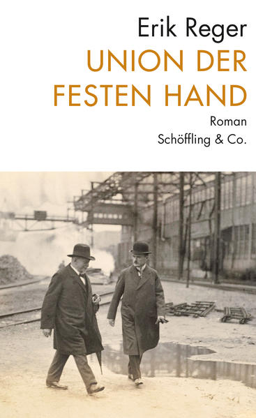 1918, der Erste Weltkrieg steht vor dem Ende, gewaltige Umbrüche zeichnen sich für das Ruhrgebiet und die Men- schen dort ab. Sie arbeiten für die Berg- und Stahlwerke, ka?mpfen gegen schlechte Lo?hne und Ausbeutung. Als der Kaiser kommt, um sie in ihren Anstrengungen für den Krieg zu besta?rken, versucht man die Unruhestifter von ihm fernzuhalten. Doch der hohe Besuch geht gründlich schief, und bald geschieht ein Mord. Für den darin verstrickten Gewerkschafter Adam Griguszies bricht ein wechselvolles Jahrzehnt an: Die Auseinandersetzungen zwischen Arbeitern, Angestellten und einem Geheimbund der Unternehmer, der »Union der festen Hand«, ebnen den Weg für den Nationalsozialismus. Der Industrieroman »Union der festen Hand« ist ein bedeutendes Werk der Neuen Sachlichkeit und eines der wenigen literarischen Portra?ts des Ruhrgebiets. Zugleich ist es ein großer Schlüsselroman über eine der bekanntesten Industriellendynastien Deutschlands, mit kritischem Witz verfasst von einem intimen Kenner des zynischen Machtgefüges rund um Kohle und Stahl, das erschreckend heutig ist.