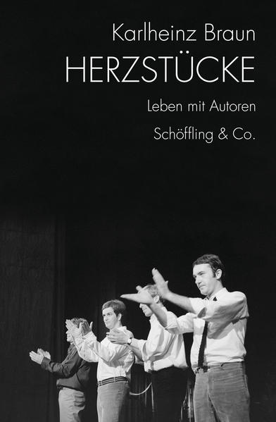 Niemand hat das deutschsprachige Theater der vergangenen sechzig Jahre so intensiv begleitet wie Karlheinz Braun. Von der Frankfurter »neuen bühne« mit ihren Uraufführungen von Günter Grass bis Nelly Sachs ging er 1959 in den Suhrkamp Verlag, wo er den Theaterverlag aufbaute: von Max Frisch, Peter Weiss und Martin Walser bis zu Martin Sperr und Peter Handke. Braun gehörte zu dem legendären Lektorat, das 1968 den Suhrkamp Verlag nach dem »Aufstand der Lektoren« verließ und den Verlag der Autoren gründete, der in den nächsten Jahrzehnten zur wichtigsten Adresse deutscher Theater- & Filmautoren werden sollte. »Herzstücke« erzählt diese Geschichte und damit die von über hundert Autoren wie Botho Strauß, Dea Loher, Heiner Müller, Rainer Werner Fassbinder, Thea Dorn, Wim Wenders & F. K. Waechter. Der Blick zurück eines leidenschaftlichen Theatermenschen auf ein Leben mit Autoren, ihre Erfolge und Niederlagen, und damit auch eine große Kulturgeschichte des deutschen Theaters und Films aus erster Hand. Karlheinz Braun über: Thomas Bernhard | Bertolt Brecht | Wolfgang Deichsel | Hans Magnus Enzensberger | Jenny Erpenbeck | Rainer Werner Fassbinder | Marieluise Fleißer | Dario Fo | Dieter Forte | Max Frisch | Günter Grass | Peter Handke | Nino Haratischwili | Elke Heidenreich | Wolfgang Hildesheimer | Gert Jonke | Heinar Kipphardt | Ursula Krechel | Fitzgerald Kusz | Hartmut Lange | Peter Lilienthal | Dea Loher | Gert Loschütz | Heiner Müller | Edgar Reitz | Erika Runge | Hansjörg Schneider | Martin Sperr | Botho Strauß | F. K. Waechter | Martin Walser | Peter Weiss | Wim Wenders | Urs Widmer | u.v.m.