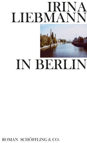 »In Berlin« ist einer der ungewöhnlichsten und intensivsten Berlinromane überhaupt. In temporeicher Sprache erzählt Irina Liebmann vom Klima des Umbruchs und von innerlich zerrissenen Menschen, die den Osten verlassen wollen und dann im Westen vergeblich auf das Gefühl der Befreiung warten. Wurden diese Menschen betrogen - verraten? Der Roman spielt vor dem Hintergrund des Berlins Anfang der Neunzigerjahre, und es gelingt Irina Liebmann, die atmosphärischen Eigentümlichkeiten der Stadt in eigenwillige Prosa zu fassen, diese Zeit gültig aufzubewahren. Großartige Bilder halten ein Berlin fest, das es so nicht mehr gibt, das aber Grundlage für die heutige Stadt, ihre Bedeutung und Wandelbarkeit ist. Die Neuausgabe mit einem aktuellen Nachwort der Autorin ist der Auftakt zu einer umfassenden Neuedition der Werke von Irina Liebmann bei Schöffling & Co.