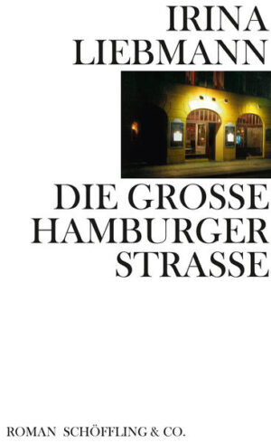 Die Große Hamburger Straße ist eine Straße in der alten Mitte Berlins. Von dieser alten Mitte ist beinahe nichts mehr erhalten, denn abgerissen, begradigt und auch mal verschoben wurden die Häuser hier immer schon, zuletzt auch zerbombt, aber jedes Mal neu wieder aufgebaut. Die Große Hamburger Straße ist eine kurze Straße. Man ist schnell hindurchgegangen, oder auch nicht. Irina Liebmann ist es geschehen, dass sie in der Großen Hamburger Straße stecken geblieben ist. »Ins Loch gefallen für viele Jahre.« Warum kam sie dort nicht heraus? Das fragt sie sich selber in diesem Buch. Was ist es, das sie nicht loslässt? Ein Geheimnis, es muss ein Geheimnis sein, und so erzählt sie es auch. Denn wie wäre es, so beginnt das Buch, in die eigene Lebenszeit noch einmal zurückzukehren? Wie wäre es, in der vergangenen Zeit, in der alten Straße herumzuwandern mit dem heutigen Wissen. Würde man so herangehen, dann wäre die Straße ein Raum aus vielen Zeiten, aber nur einer Gegenwart - und die vergeht. Sie vergeht! Mit dem vorliegenden Roman fasst Irina Liebmann ihre ganze bisherige Arbeit über die Mitte Berlins in einem Werk zusammen. Ein rätselhaftes Buch voller Liebe und Abschied ist es geworden, und atemverschlagende Entdeckungen enthält es auch.