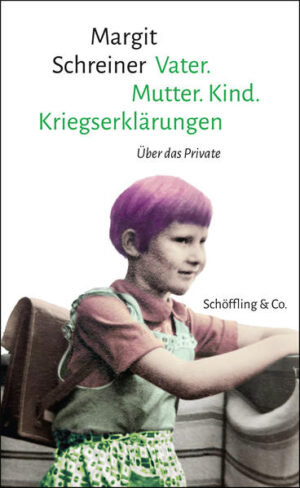 "Ich glaube, das siebte Lebensjahr des Menschen wird gnadenlos unterschätzt. Alle starren immer nur auf die Pubertät, aber die Pubertät beginnt im Grunde viel früher. Es muss sich erst einmal vieles ansammeln, bis es dann explosionsartig austritt." So furios beginnt das neue Buch von Margit Schreiner, in dem es nicht nur um die Entwicklung der Sieben- jährigen geht, sondern auch um den Blick der Erwachsenen auf das Kind, das sie einmal war. "Was habe ich eigentlich, sechsundsechzigjährig, in einem Haus am Rande eines Naturschutzgebiets sitzend und schreibend, mit einer Siebenjährigen zu tun? Erfinde ich diese Siebenjährige, indem ich über sie schreibe, oder hat es sie wirklich gegeben, und wenn ja, war sie vielleicht ganz anders, als ich sie beschreibe? Ist auch nur irgendetwas daran real oder sind es Chimären am Horizont eines glasklaren Föhntages? Wenn ich mich vor den Spiegel stelle, kann ich keine Spuren dieser Siebenjährigen in meinem Gesicht entdecken. Alles nur in meinem Kopf, seinem Universum und den Paralleluniversen." Margit Schreiner schreibt mit »Vater. Mutter. Kind. Kriegserklärungen« ein großes Lebensprojekt, ein Buch der Kindheit, des Erinnerns und ein Buch des Erwachsenwerdens, wie es in der deutschsprachigen Literatur bislang keines gibt.