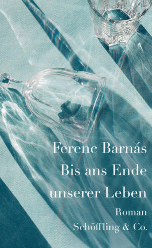 Dem Schriftsteller Sebestyén Paulich, von seinen neun Geschwistern Sebi genannt, macht das Zerwürfnis, das sein gerade erschienenes Buch in der Großfamilie ausgelöst hat, zu schaffen. Darin hat er den Vater als Diktator dargestellt und der Mutter, die bald darauf stirbt, Kummer bereitet. Erst bei ihrer Beerdigung kommt Sebi auf die Idee, dass sie an etwas anderem als an Krebs gestorben sein könnte. Je mehr er nachforscht, desto mehr düstere Geheimnisse kommen ans Licht. Dass man ihn nicht an das Totenbett seiner Mutter gerufen hat, hat jedoch auch mit Sebis viel jüngerer Freundin Lil zu tun. Einige der katholischen Paulichs lehnen sie ab, dabei führen sie selber keineswegs vorbildliche Ehen. Während Lil für einen Politiker zu arbeiten beginnt, der sich für die gefährdete Demokratie Ungarns engagiert, bleibt Sebi in die Immobilien- und Glücksspielaffären seiner Geschwister verstrickt. Als auch der Vater, dessen Lebensweg nach Rumänien und Russland zurückreicht, im hohen Alter stirbt, sorgt sein Erbe für eine Überraschung. »Bis ans Ende unserer Leben« ist ein temporeicher und turbulenter Roman über den Alltag einer so gar nicht alltäglichen Familie im kulturell und politisch tief gespaltenen Ungarn von heute.