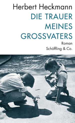 In »Die Trauer meines Großvaters« erzählt der 1930 geborene Herbert Heckmann von seinem Aufwachsen in der Frankfurter Kuhwaldsiedlung, und er tut es wie kein zweiter. Doch Achtung, es gibt immer »zwei Vergangenheiten: eine, die aufgeschrieben ist, und eine, die gewesen ist«. Und so tritt neben das Interesse für die Vergangenheit auch die Lust am Fabulieren. Fesselnd und mit viel Witz berichtet der Erzähler von seinen ersten Schreiberfahrungen auf der Schiefertafel und der Freude darüber, allein in die Volksbücherei fahren zu dürfen. Aufgeregt und zugleich etwas ratlos beobachtet Herbert mit anderen Jungen durchs Fenster die hübsche Frau Senft, wie sie nackt vor dem Spiegel tanzt. Und in tiefes Unglück stößt ihn das Pech, als einziger unter den Schulkameraden nicht an Keuchhusten zu leiden und daher nicht an einem Flug über die Stadt teilnehmen zu dürfen, den die Frankfurter Ärzte sich als Therapie ausgedacht haben. Doch Herbert muss beim Besuch der Bücherei auch mitansehen, wie ein Jude schroff des Ortes verwiesen wird. Frau Senfts Mann fällt im Russlandfeldzug, und ein behindertes Kind aus der Nachbarschaft wird in ein Sanatorium gebracht und kommt nie wieder. Dunkel fallen der Nationalsozialismus und der Krieg in die kindlich-sinnliche Erlebniswelt des Erzählers ein.