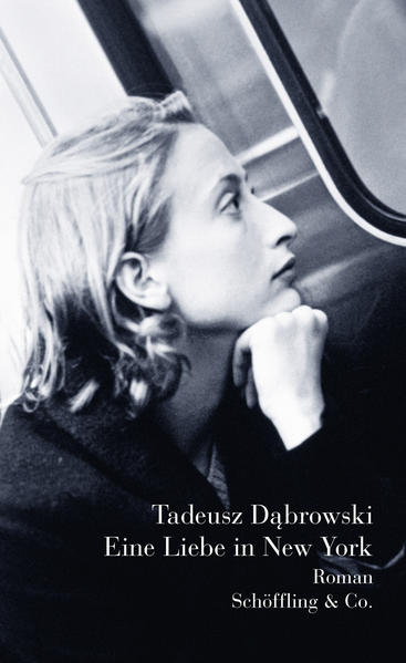 Er lernt sie zufällig in der U-Bahn kennen: Megan ist Architektin, lebt in New York und interessiert sich für moderne Kunst. Als typische Amerikanerin ist sie blond, jung und oberflächlich. Oder denkt das nur der polnische Dichter, mit dem sie nach dieser ersten Begegnung ein paar leidenschaftliche Nächte verbringt? Er kommt nur schwer damit zurecht, dass sie, eigentlich aus Kanada, sich nach seiner Abreise nicht mehr meldet und trotz Handy nie erreichbar zu sein scheint. Ein Buch, das sie ihm zum Abschied geschenkt hat, ist alles, was ihm noch von ihr bleibt. Darin steht eine Geschichte, die sich wie ein Spiegel der eigenen, schwer greifbaren Begegnung inmitten der New Yorker Großstadtkulisse liest. Megans Buch heißt »Es ist, wie's ist« ? aber wie ist es eigentlich, das Leben? Tadeusz D?browskis Romandebüt umkreist auf raffinierte Weise das Rätsel einer Liebe, die umso verrückter macht, je mehr sie sich entzieht. »Eine Liebe in New York« erzählt poetisch und intensiv vom Schmerz einer sich verflüchtigenden Wirklichkeit.