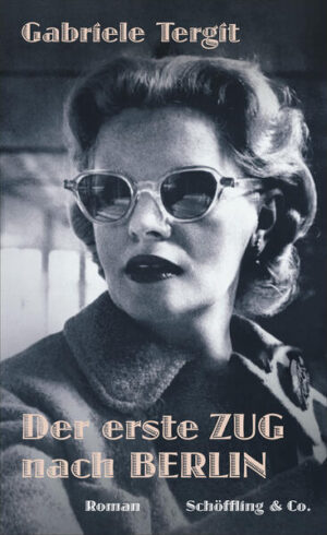 In ihrer rasant erzählten Satire »Der erste Zug nach Berlin« - erstmals nach dem Original-Typoskript veröffentlicht - nimmt uns Gabriele Tergit mit ins Berlin der Nachkriegszeit. Die junge Amerikanerin Maud hat noch nicht viel von der Welt außerhalb der New Yorker High Society gesehen. Da bekommt sie die Gelegenheit, eine britisch-amerikanische Militärmission nach Berlin zu begleiten, die den Deutschen endlich demokratische Prinzipien näherbringen soll - eine fabelhafte Chance, vor ihrer Hochzeit noch rasch etwas zu erleben. Die chaotische Gruppe versammelt skurrile Charaktere, unter anderem einen falschen Lord, die sich politisch nicht immer einig sind und darüber so manchen Streit austragen. Und die so glamouröse wie naive Maud muss bald feststellen, dass die Deutschen weder ein Interesse an Demokratie haben, noch daran, von ihr und den anderen Alliierten gerettet zu werden.Wie schon Tergits Erfolgsroman »Effingers« wurde »Der erste Zug nach Berlin« neu herausgegeben von Nicole Henneberg, die die Handlung außerdem in einem Nachwort historisch, biografisch und literarisch einordnet.