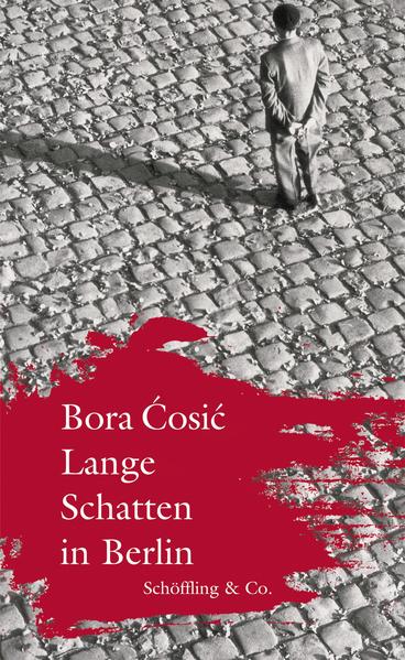 »Bora Cosic ist der große alte, listig-heitere Mann der serbischen Avantgarde, stark in der Polemik und noch besser in der Erinnerung.« Marko Martin, Neue Zürcher Zeitung »Auch Berlin ist ein Zustand.« Unter diesem Motto schreibt Bora ?osi? seine Erinnerungen an »Eine kurze Kindheit in Agram« fort, die in seiner Exilheimat Berlin lange Schatten wirft. In einer Reihe kurzer, an Walter Benjamin geschulter Reflexionen umkreist ?osi? Alltagsphänomene der Großstadt und ihrer Architektur als vieldeutige Zeichen der europäischen bürgerlichen Kultur und des Schreibens. Dabei spürt er in Details wie der Anordnung seiner eigenen Altbauwohnung, einer Gebäudefassade, einer Tür oder eines Aufzugs Metaphern für die moderne Psyche und Gesellschaft auf. So setzt er Berlin als Inbegriff des 20. Jahrhunderts in einer Art philosophischer Ausgrabung neu zusammen. Skeptisch gegenüber totalitären Geltungsansprüchen, betont er das Subjektive und Tentative seiner eigenen Betrachtungsweise, die die Dinge nur in Gestalt ihrer langen Schatten erfassen kann. Bora Cosic folgt in diesem Buch nicht nur den Schatten auf gewöhnlichen Gebäudemauern. Er erzählt in seinem unverwechselbaren ironischen und lakonischen Stil auch von der Mauer durch Berlin, dem geteilten Deutschland und von deren Ursachen in der europäischen Geistesgeschichte.